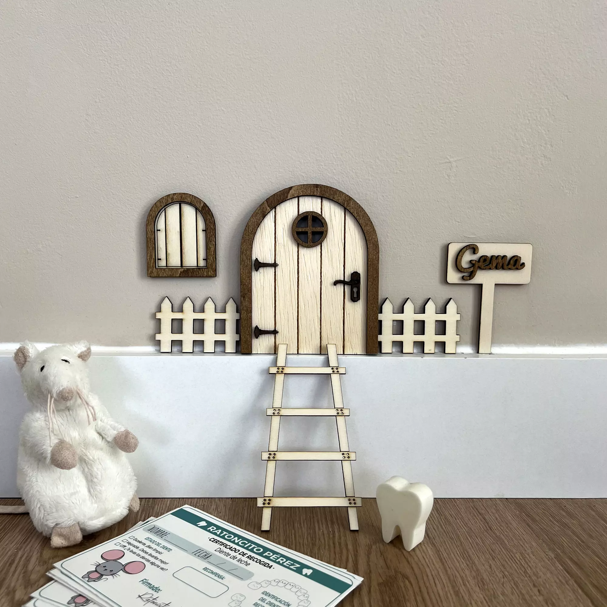 Puerta para el ratoncito Pérez con marco blanco y detalles personalizables